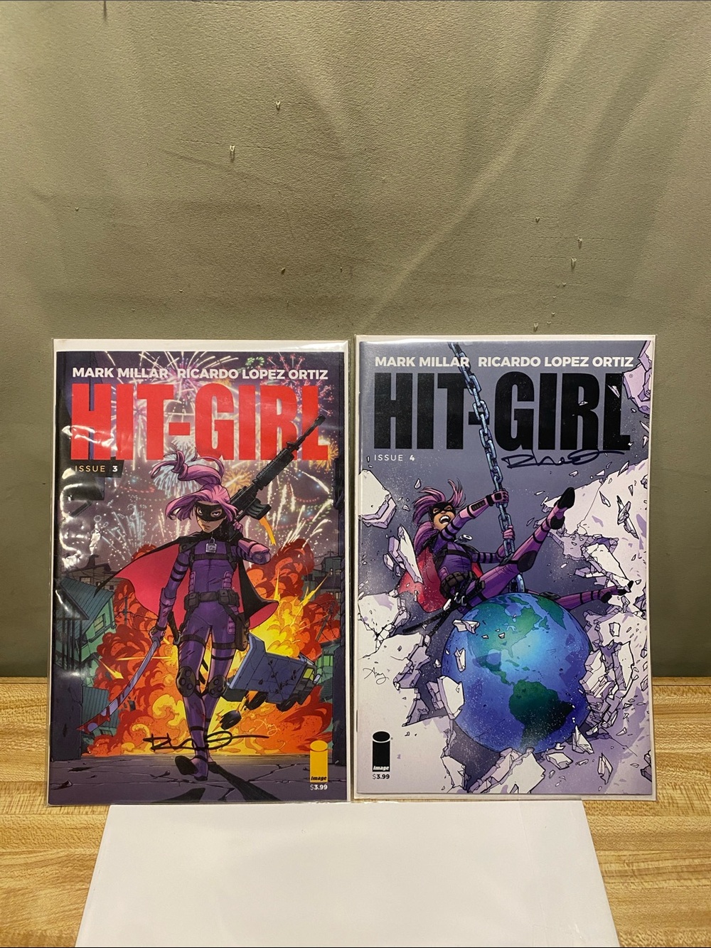 Hit Girl issue 3 comic Book / Hit-Girl Issue 4 Comic Book signed